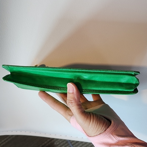 Authentic CHANEL big wallet with gold hardware pre-owned green - Picture 9 of 11